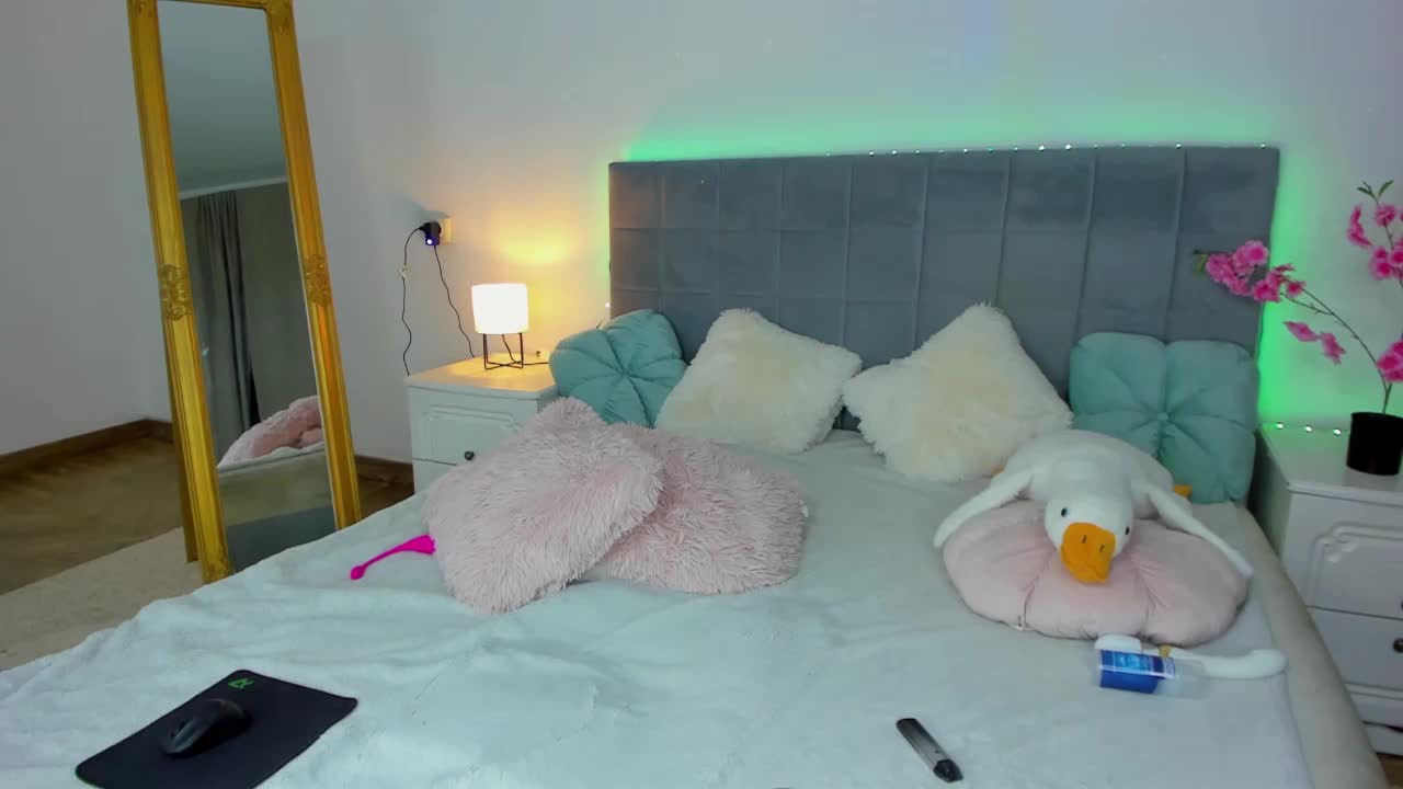 MikkiShows Live Sex December 18, 2025