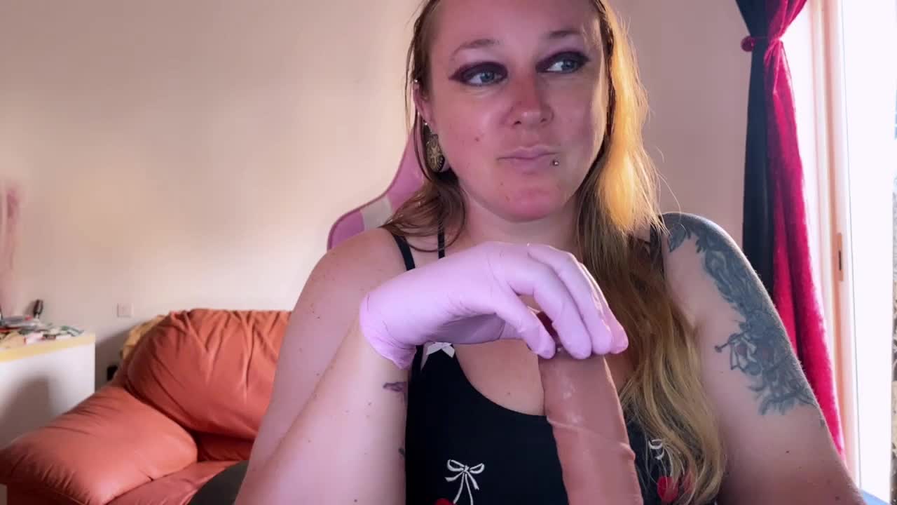 NylonQueen Live Sex December 14, 2025
