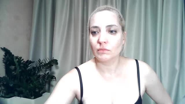 mariska-kiska Live Sex December 15, 2025