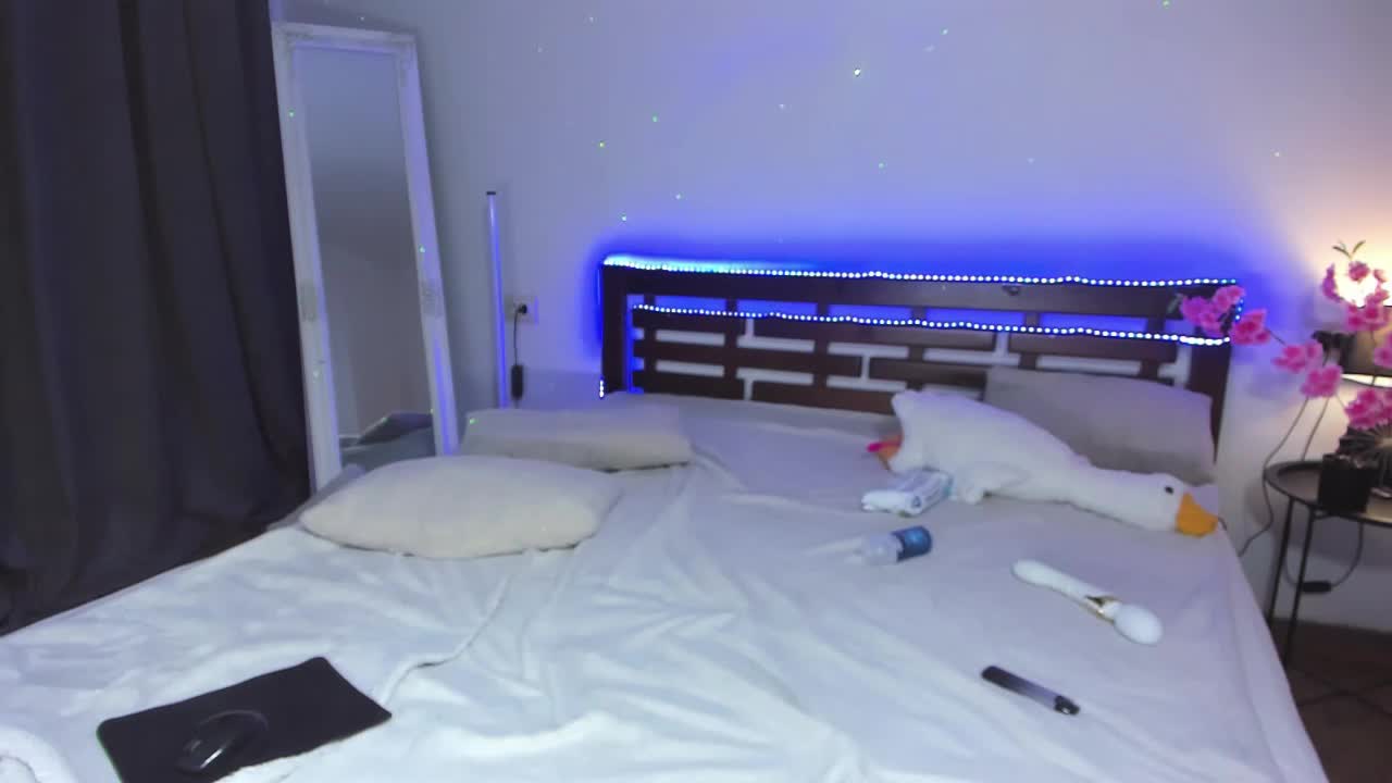 MikkiShows Live Sex December 18, 2025