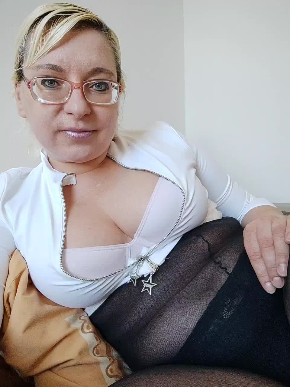 Vika211 Live Sex December 17, 2025