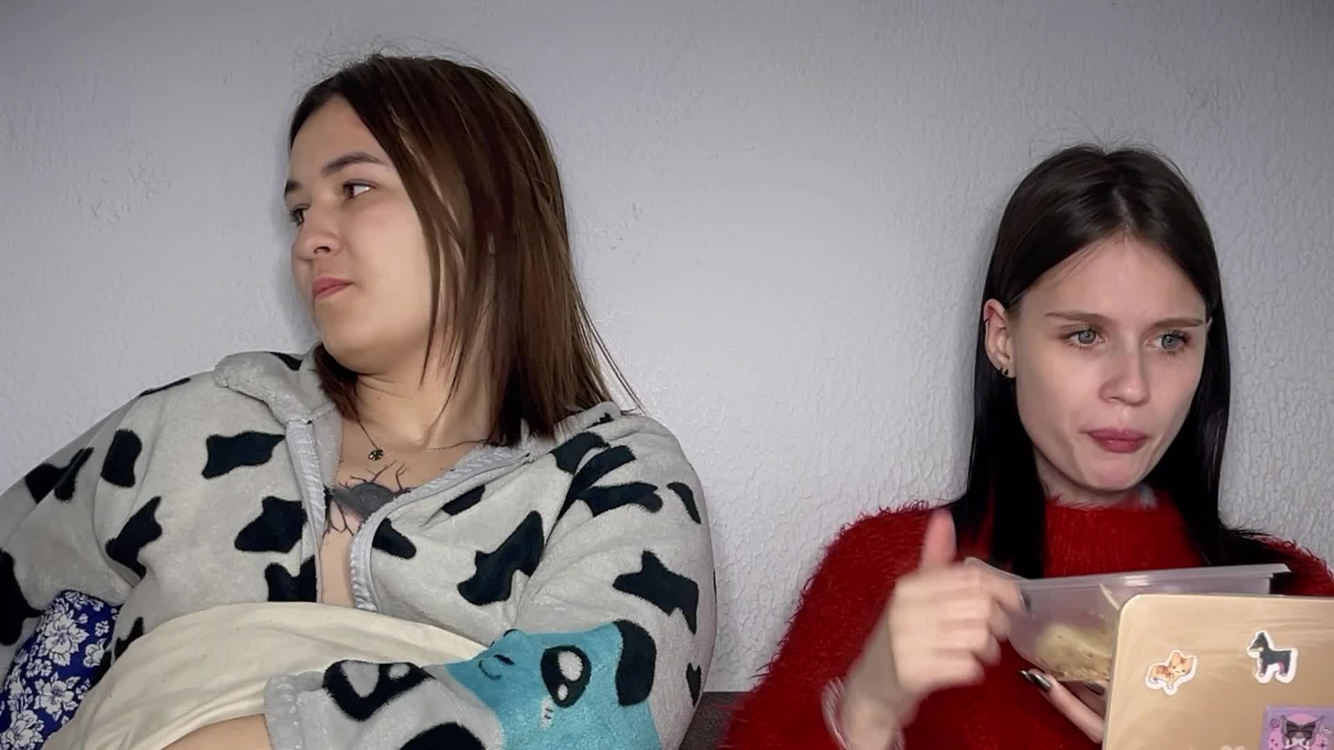 ZoyaVikki Live Sex December 17, 2025