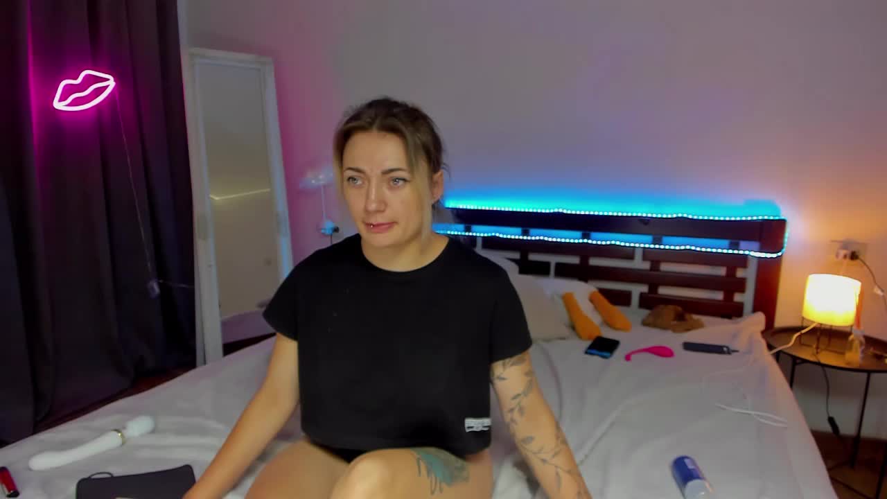 MikkiShows Live Sex December 19, 2025