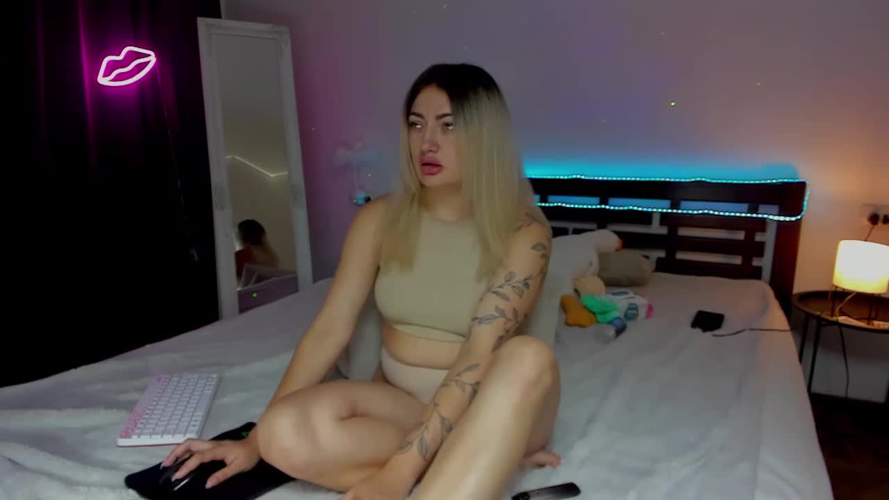 MikkiShows Live Sex December 19, 2025