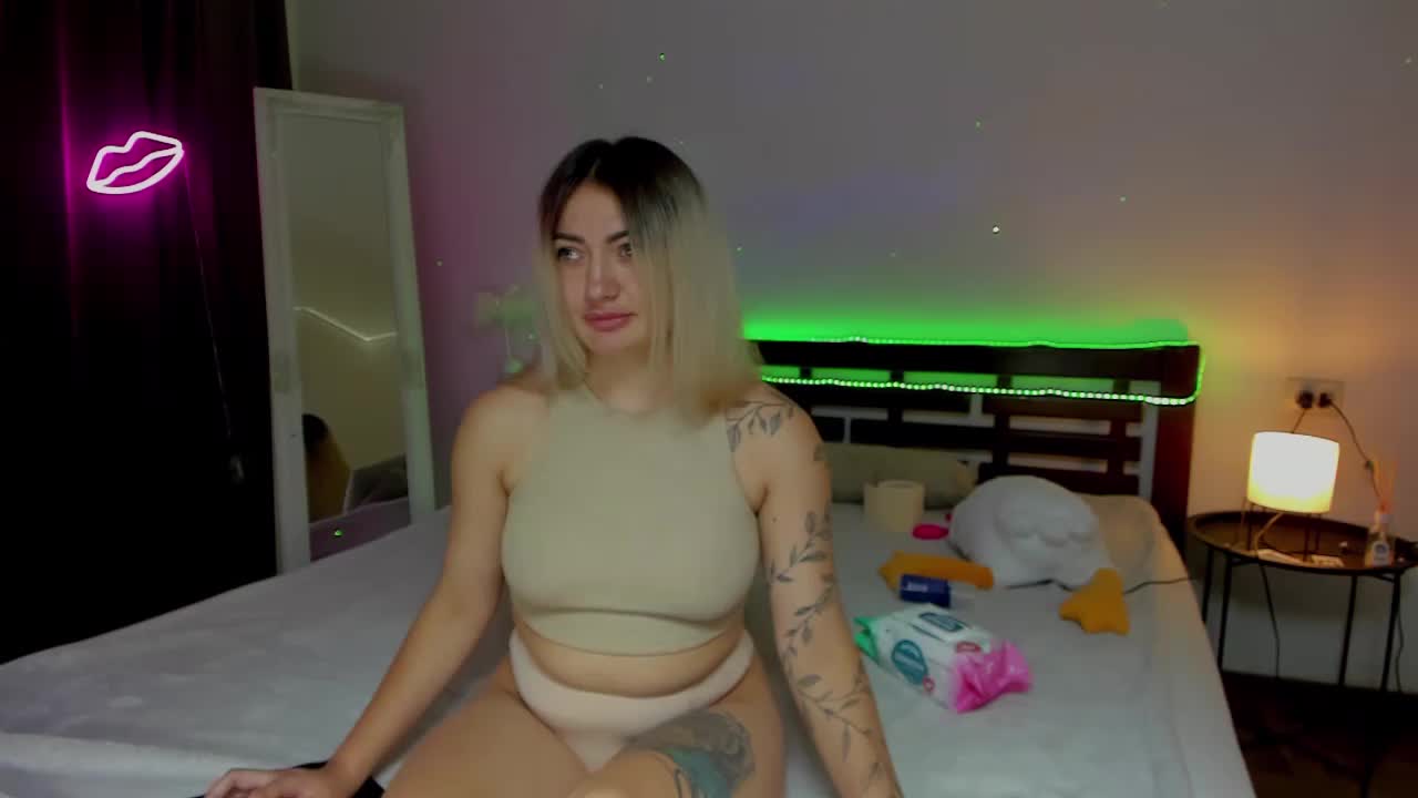 MikkiShows Live Sex December 19, 2025