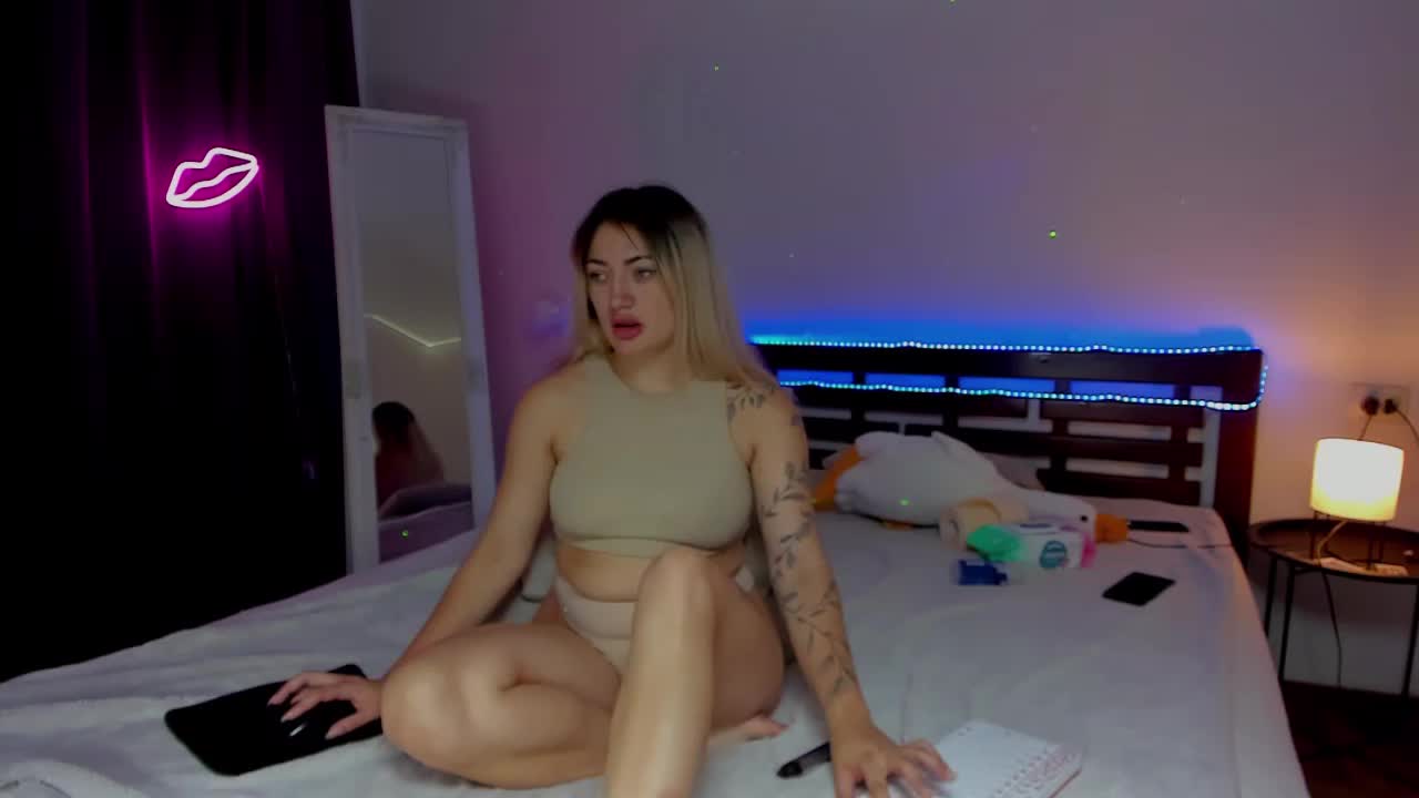 MikkiShows Live Sex December 19, 2025