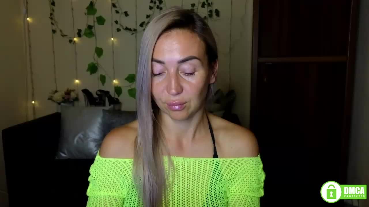 Jullyblondkiss Live Sex December 14, 2025