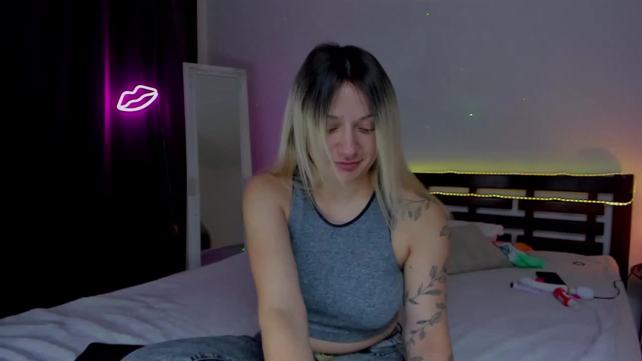 MikkiShows Live Sex December 19, 2025