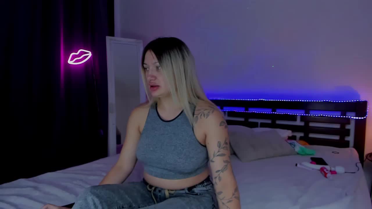 MikkiShows Live Sex December 19, 2025