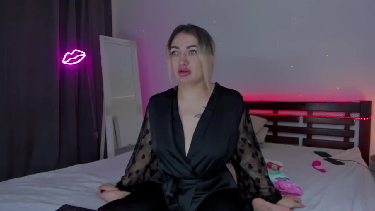 MikkiShows Live Sex December 13, 2025