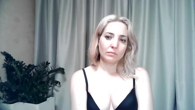 mariska-kiska Live Sex December 15, 2025