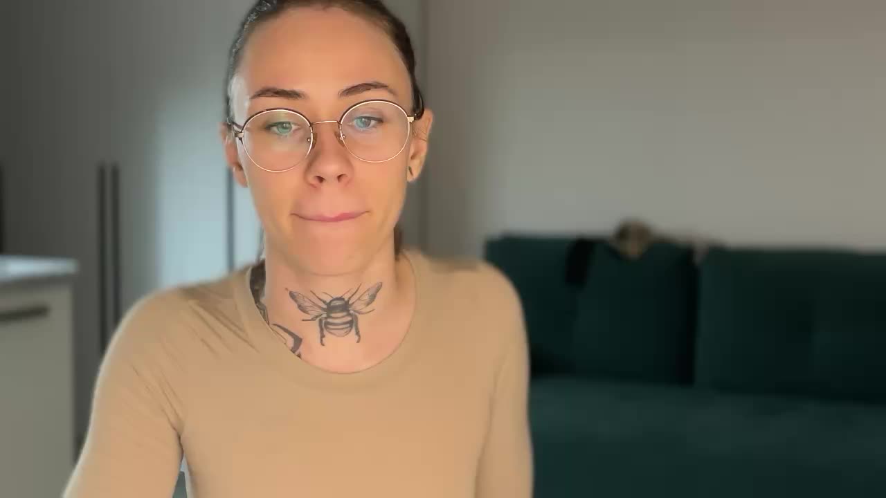 v_-_-_v Live Sex December 14, 2025