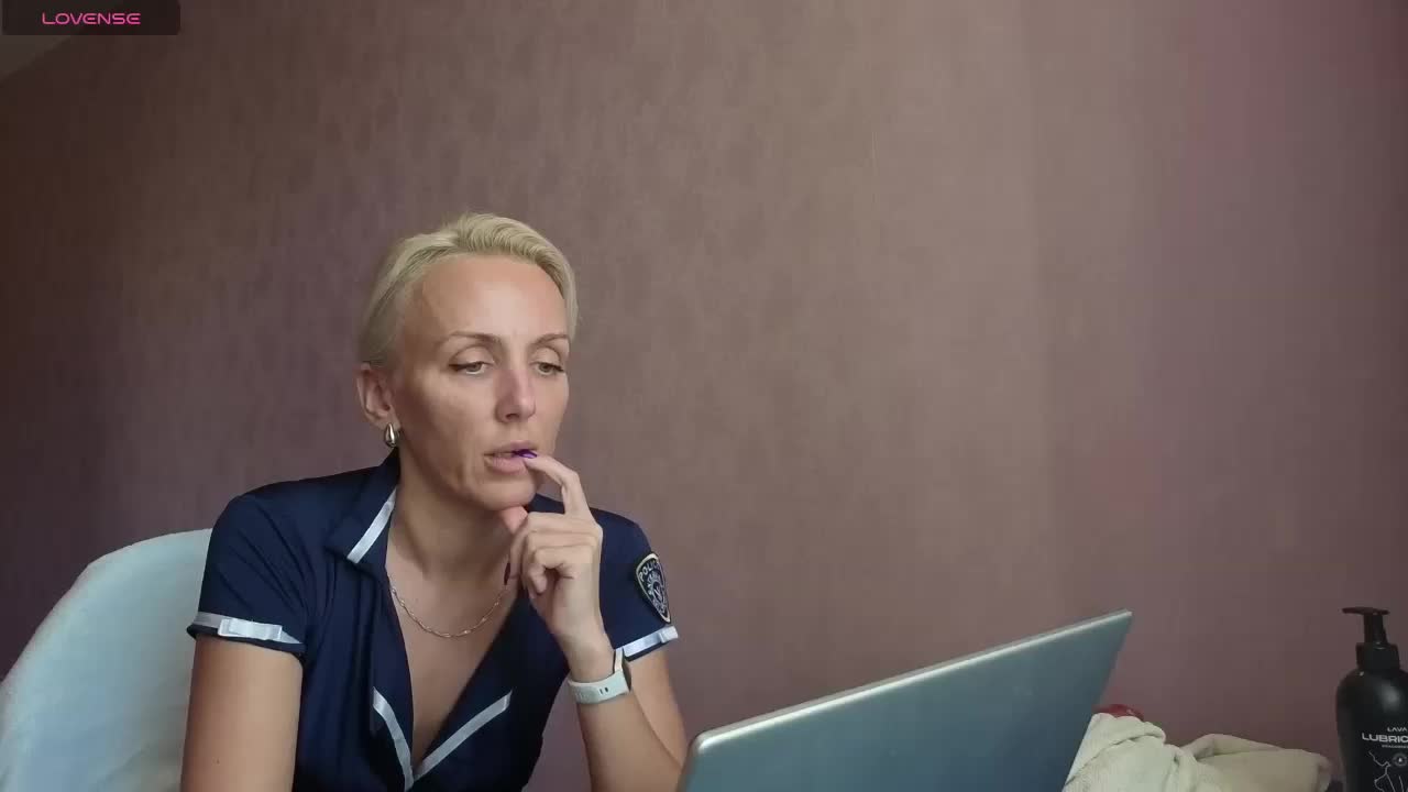 FemdomLedyMaria Live Sex December 18, 2025