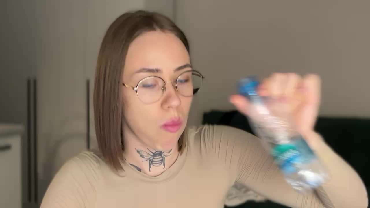 v_-_-_v Live Sex December 14, 2025