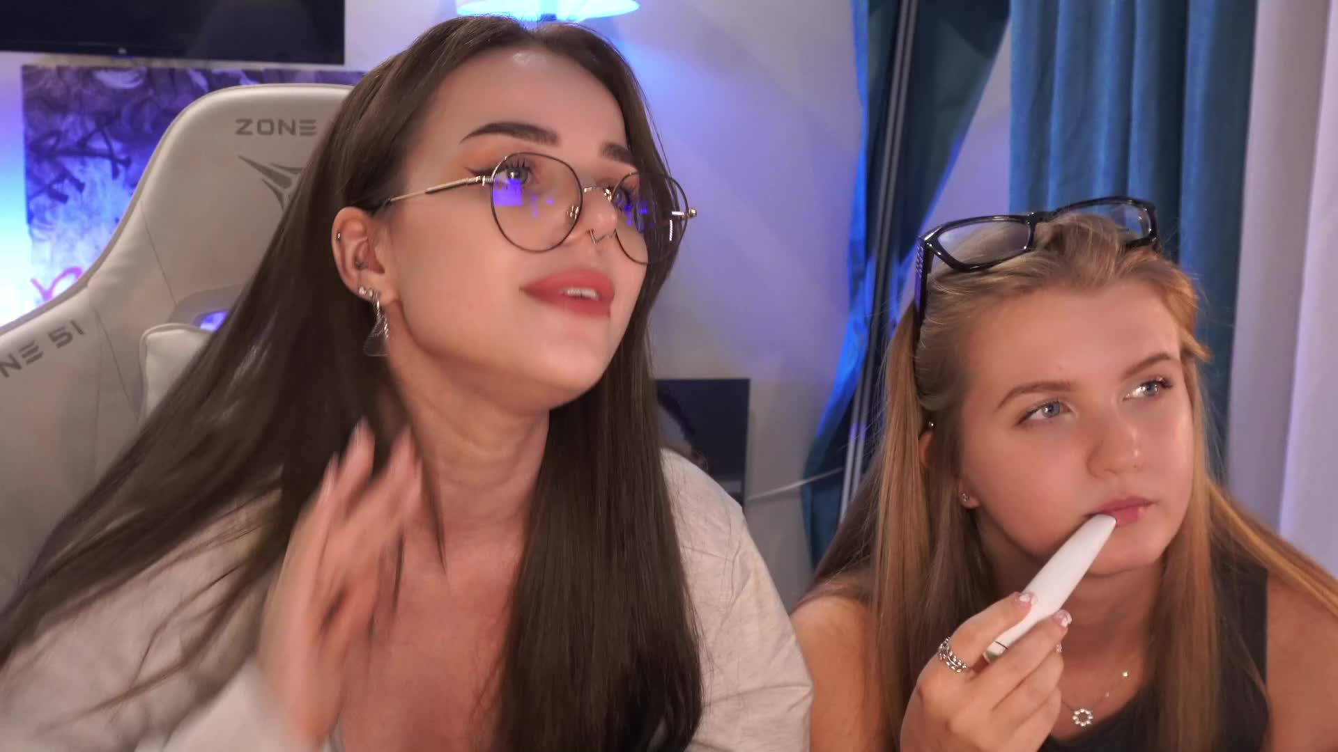 MiniNika Live Sex December 14, 2025