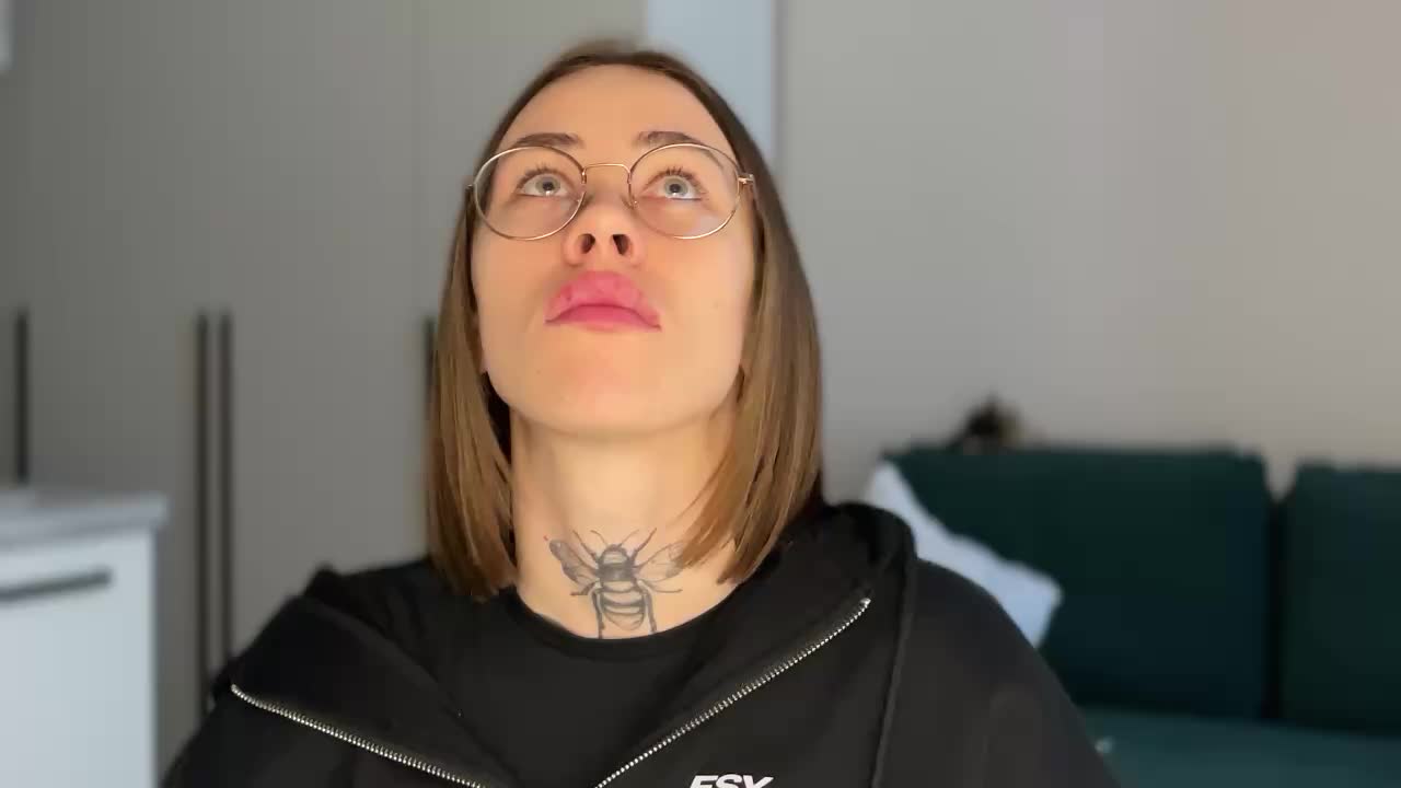 v_-_-_v Live Sex December 14, 2025