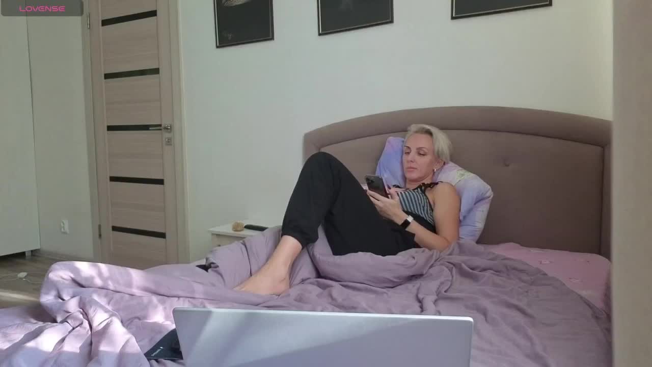 FemdomLedyMaria Live Sex December 17, 2025