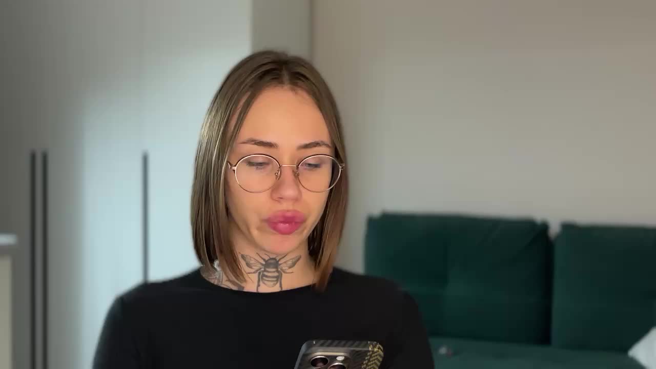 v_-_-_v Live Sex December 14, 2025