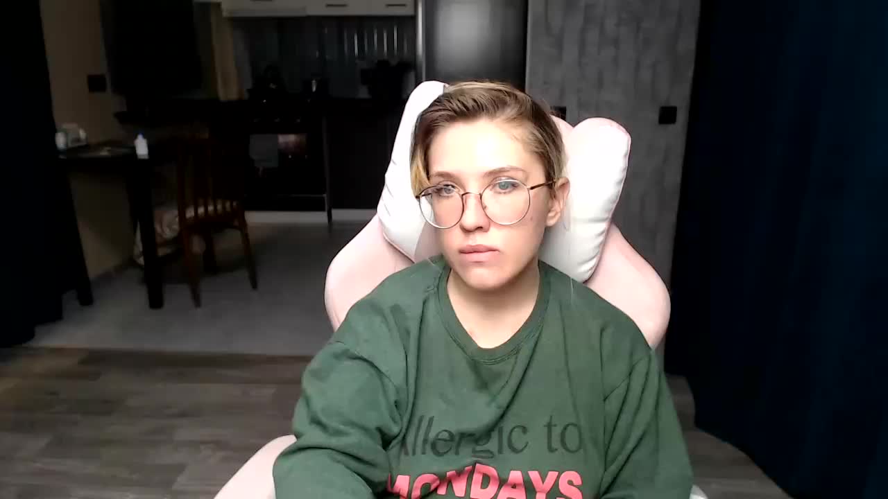 Reginasmilee Live Sex December 17, 2025