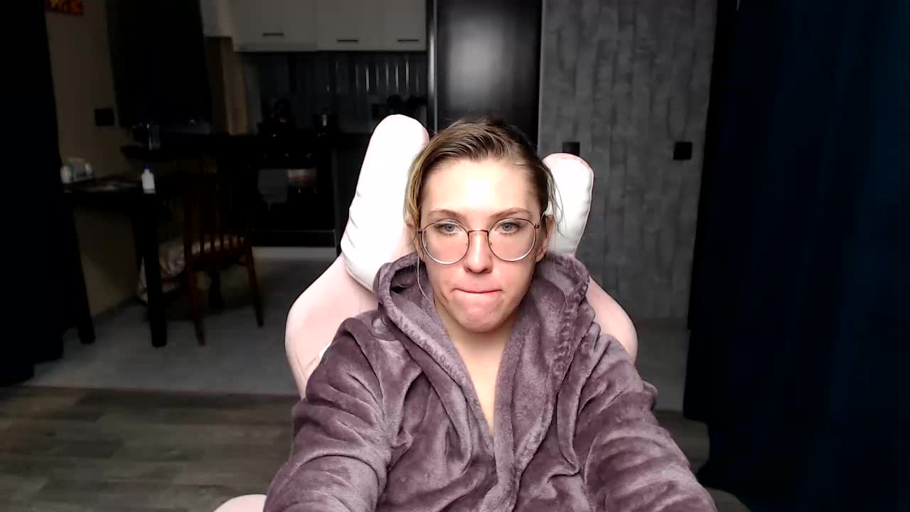 Reginasmilee Live Sex December 17, 2025