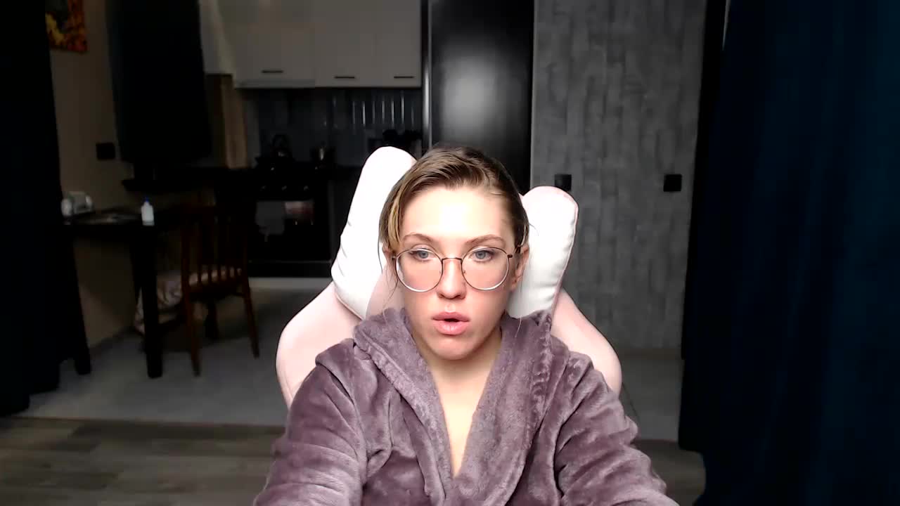 Reginasmilee Live Sex December 17, 2025