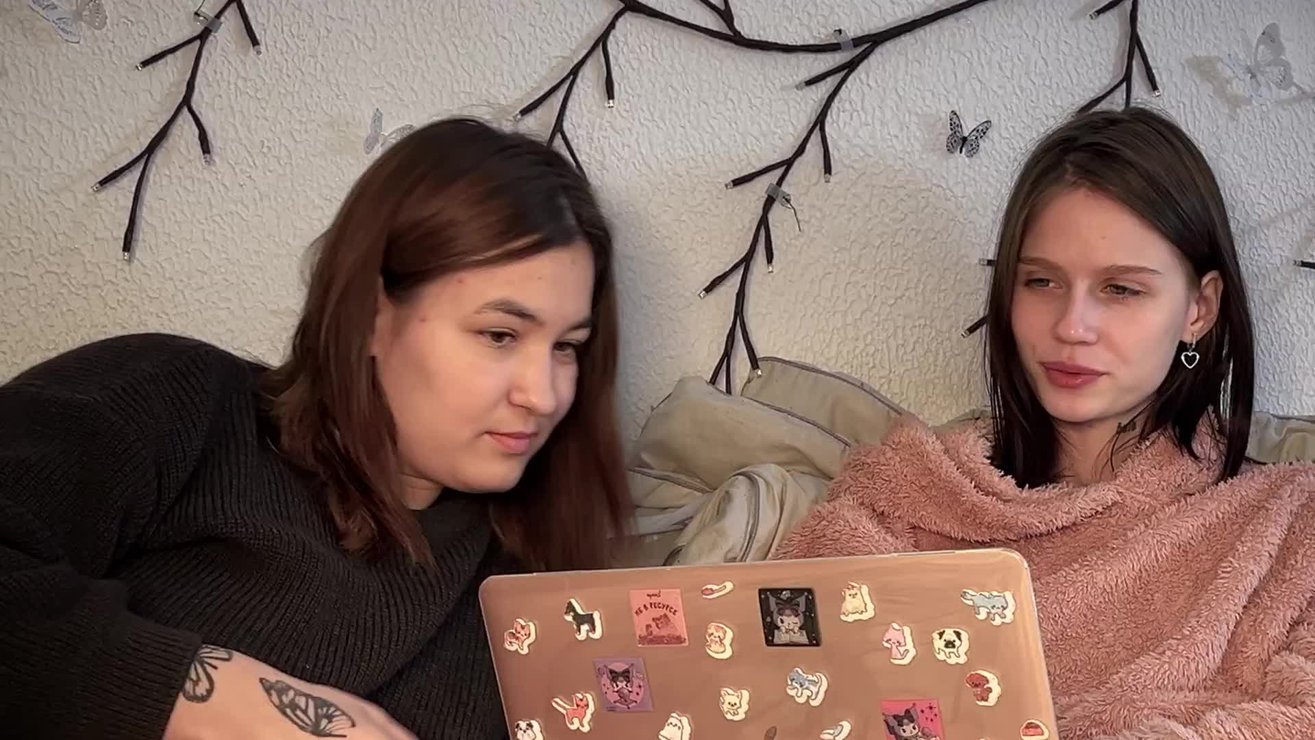 ZoyaVikki Live Sex December 15, 2025