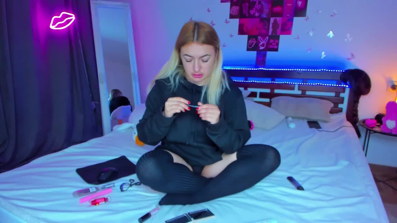 MikkiShows Live Sex December 13, 2025