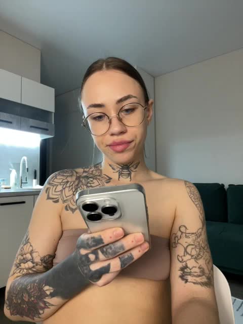 v_-_-_v Live Sex December 13, 2025