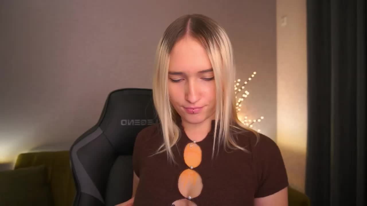 LilElfie_2025-10-15_18-35-57_323 Live Sex October 15, 2025