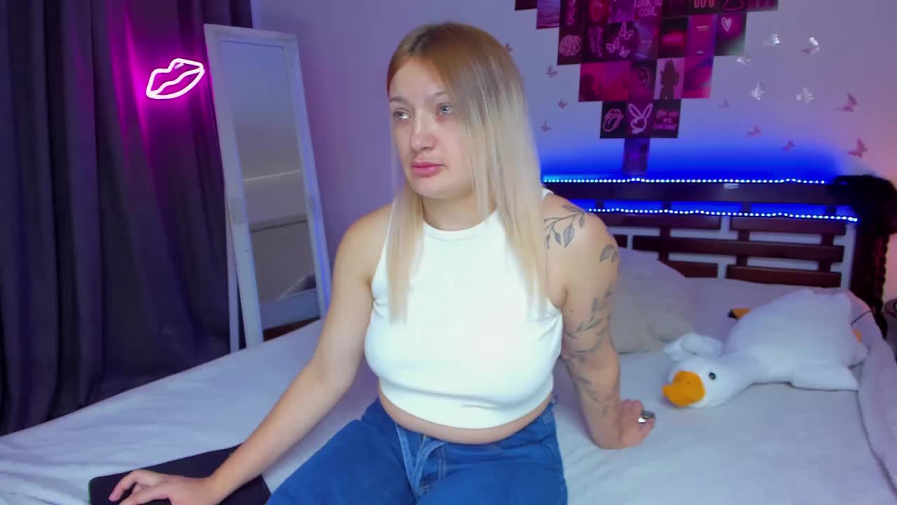 MikkiShows Live Sex October 17, 2025