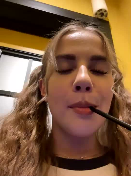 VikkiExtraCheese Live Sex December 17, 2025