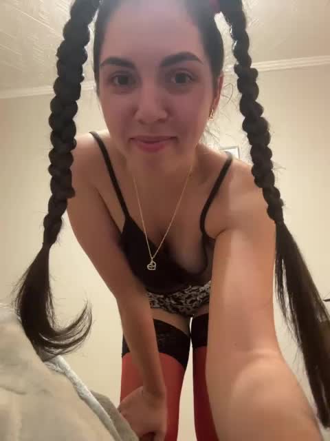 Vika19981 Live Sex December 14, 2025