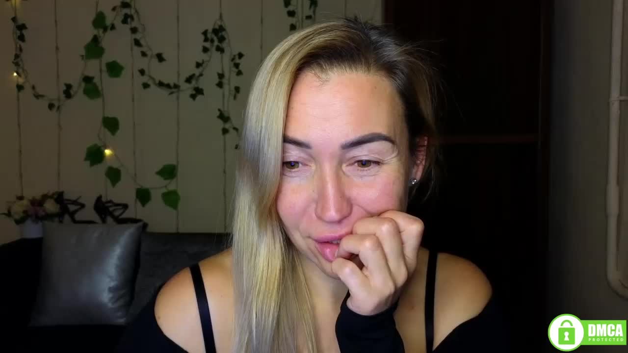 Jullyblondkiss Live Sex December 13, 2025
