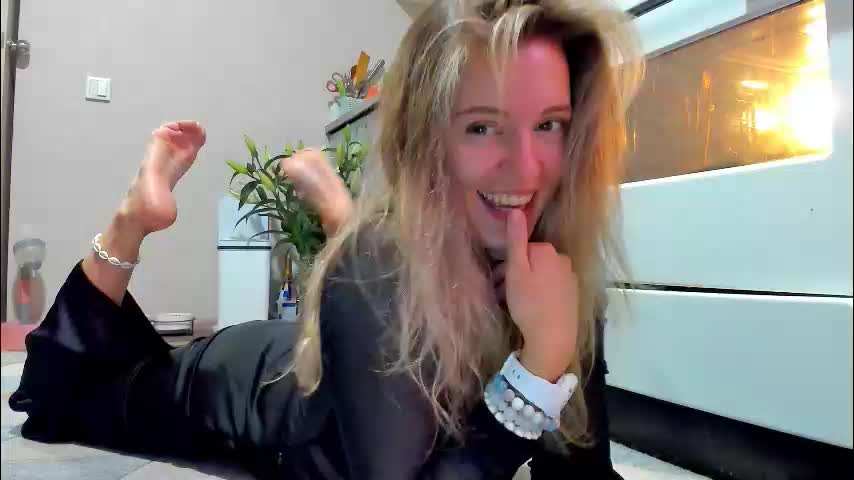 foxy_blond Live Sex December 14, 2025