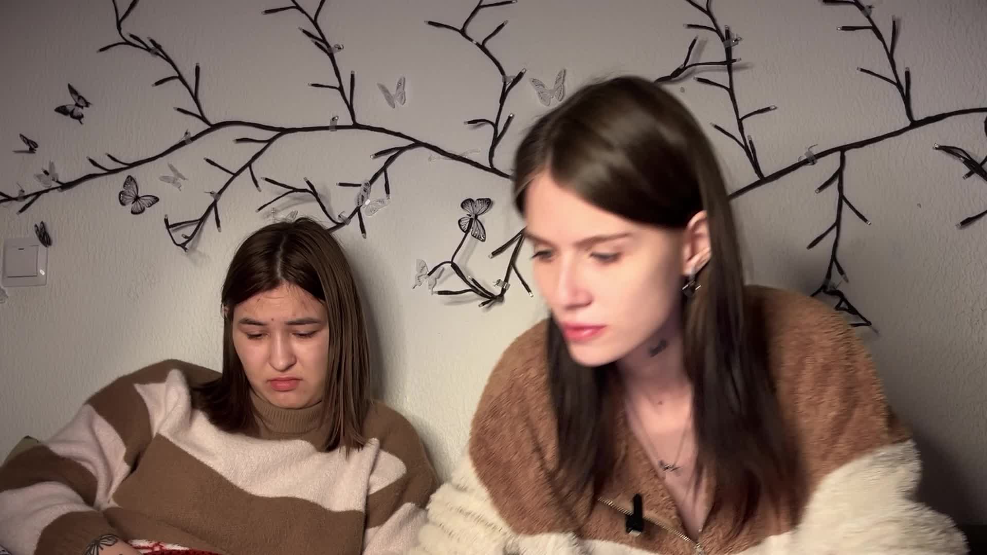 _Two_Chicks_ Live Sex December 17, 2025