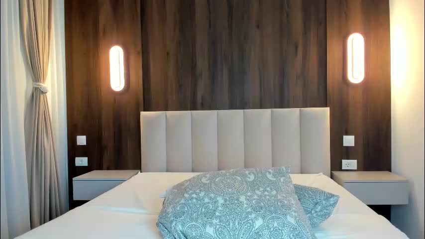 saradiamond01 Live Sex December 17, 2025