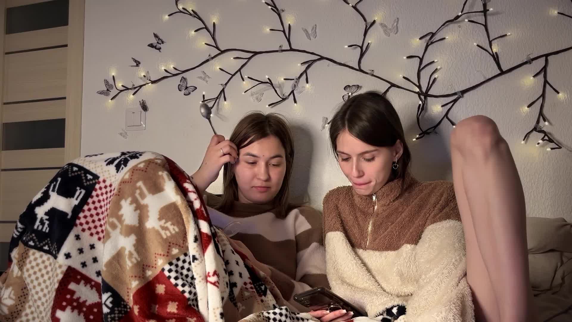 _Two_Chicks_ Live Sex 2025.12.15