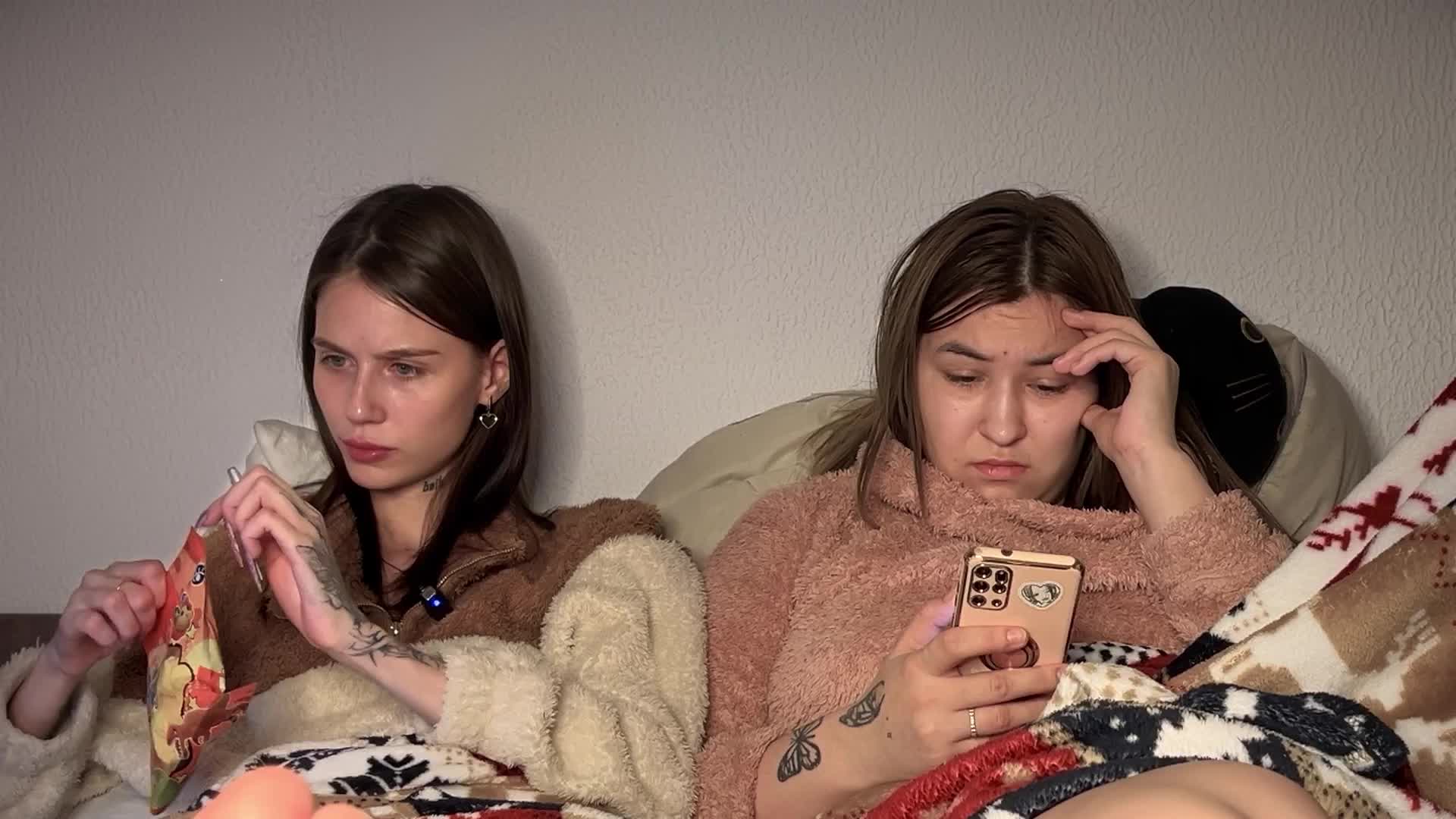 _Two_Chicks_ Live Sex 2025.12.19