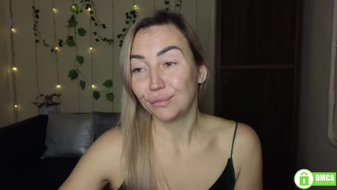Jullyblondkiss Live Sex December 24, 2025