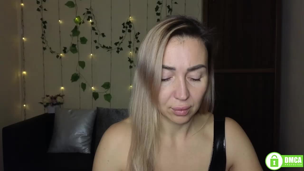 Jullyblondkiss Live Sex December 24, 2025