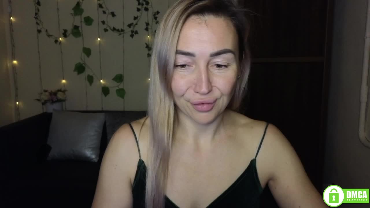 Jullyblondkiss Live Sex December 24, 2025