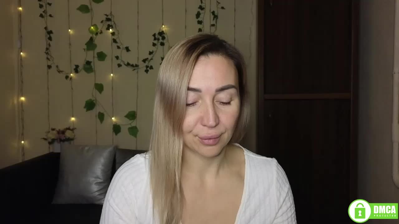 Jullyblondkiss Live Sex December 25, 2025