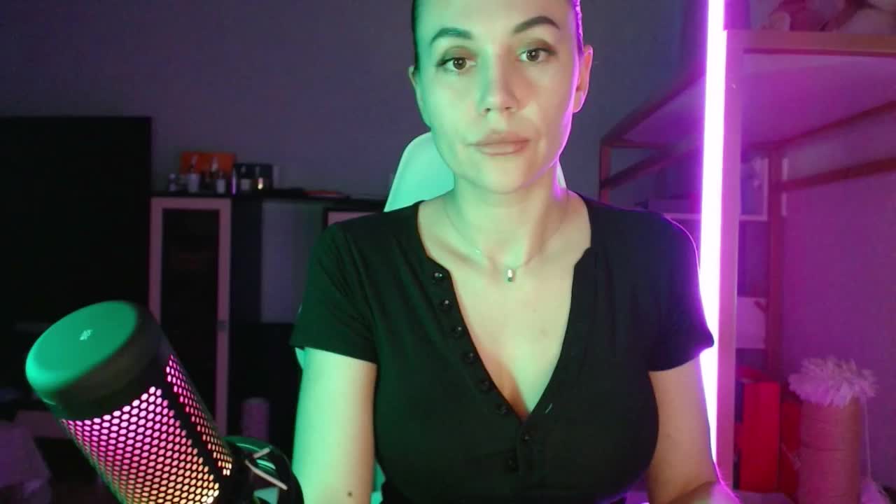 QWEENII Live Sex March 9, 2026