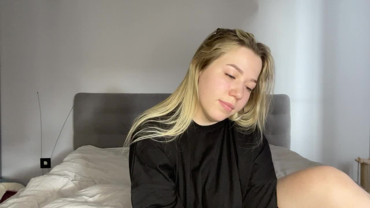 AlyraSun Live Sex April 1, 2026