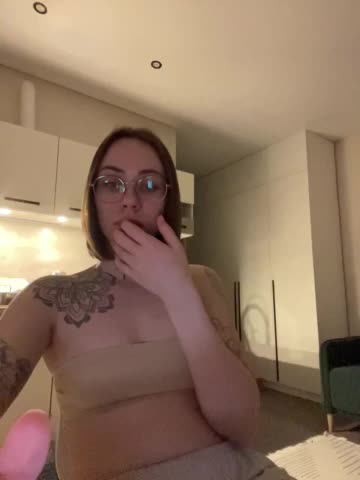 v_-_-_v Live Sex April 4, 2026