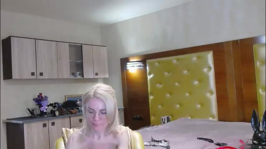 domcaprisse Live Sex April 12, 2026