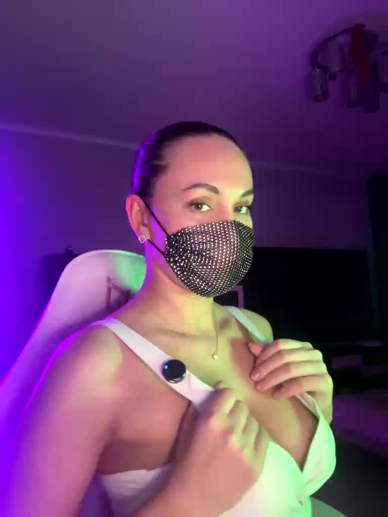 QWEENII Live Sex April 17, 2026