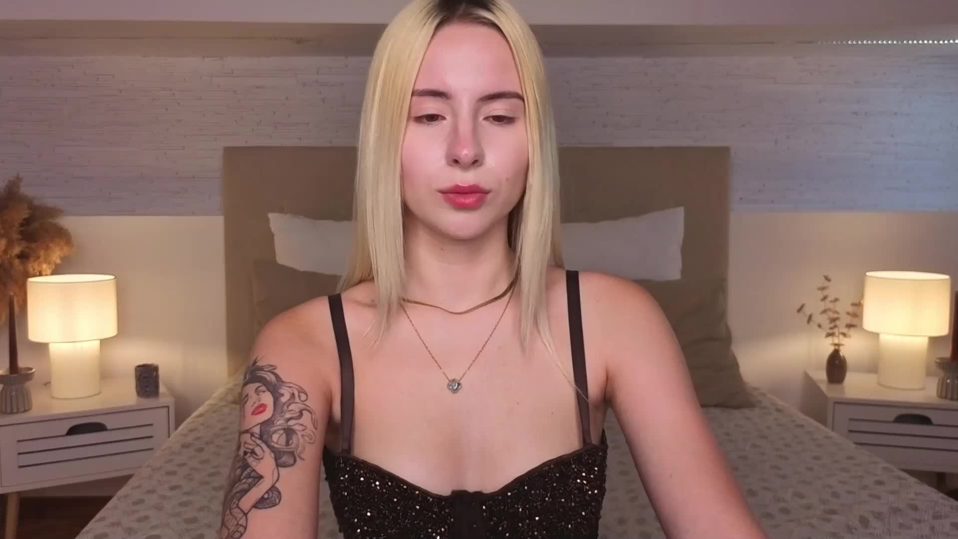 Bella-crazyy Live Sex August 17, 2026