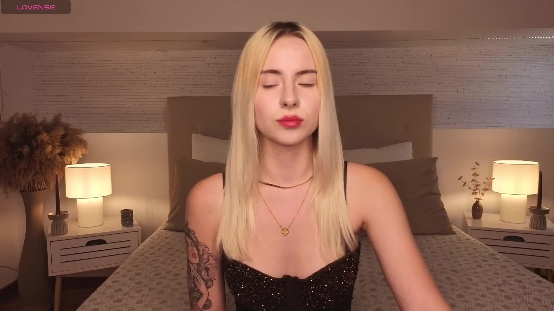 Bella-crazyy Live Sex August 24, 2026